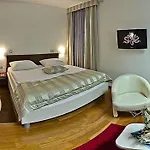 Monika Hotel