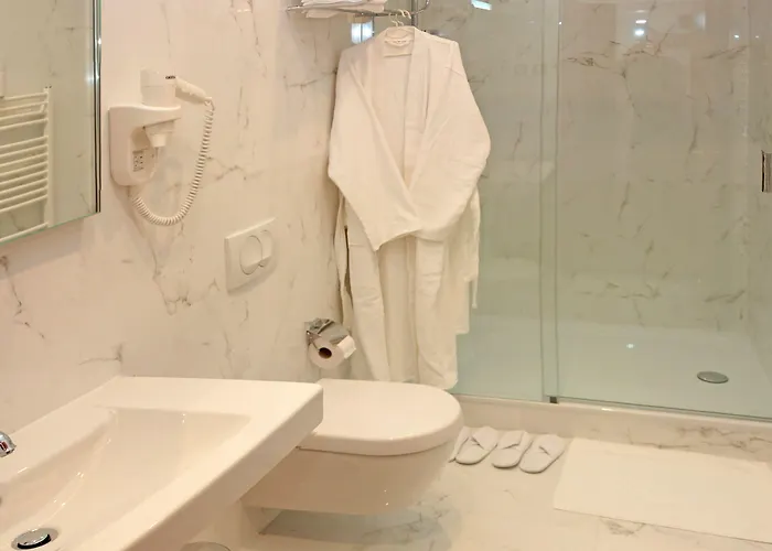 莫妮卡酒店 4* 特罗吉尔