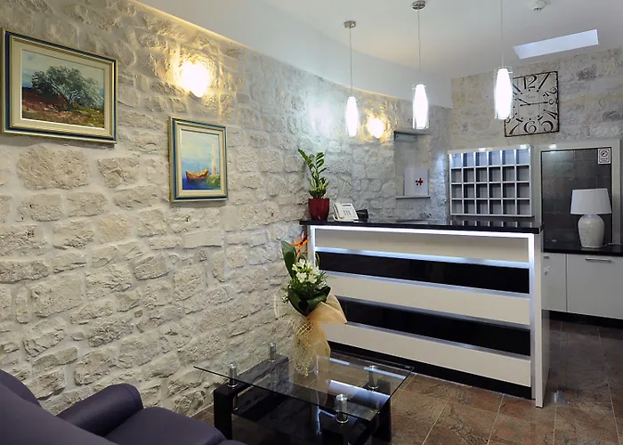 莫妮卡酒店 酒店 特罗吉尔